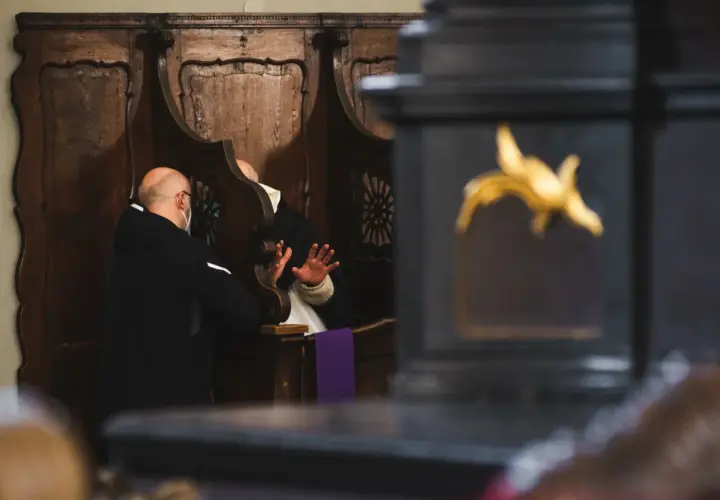 Spowiedź w konfesjonale. Mężczyzna w masce wyznaje swoje grzechy ciężkie, lista jest długa.