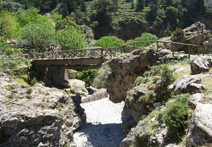 Holzbrücke überspannt die Samaria Schlucht, Wanderer überqueren sie.