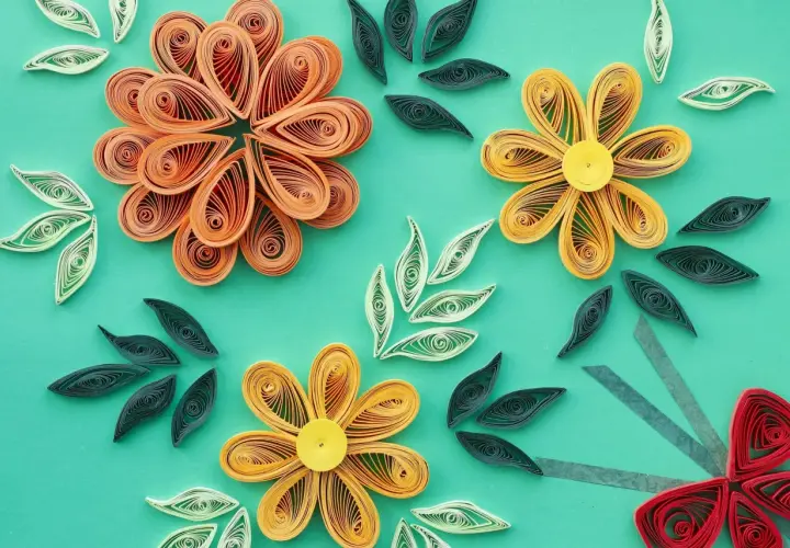 Kwiaty z papieru wykonane techniką quilling krok po kroku. Delikatne ozdoby z papierowych pasków tworzą barwne kompozycje.