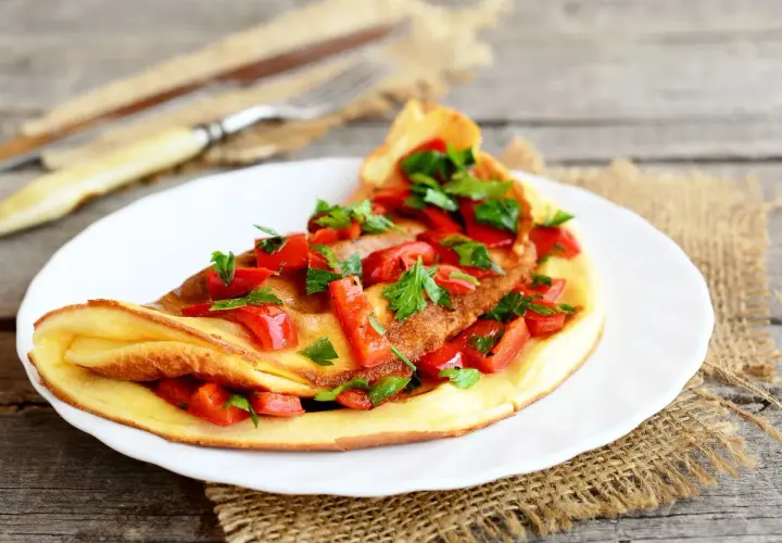 Omlet z papryką i natką pietruszki, idealny do diety niskowęglowodanowej. Przepisy na zdrowe śniadania.