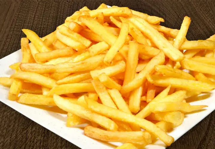 Jak są frytki po angielsku? Odkryj różnice między chipsami a fries