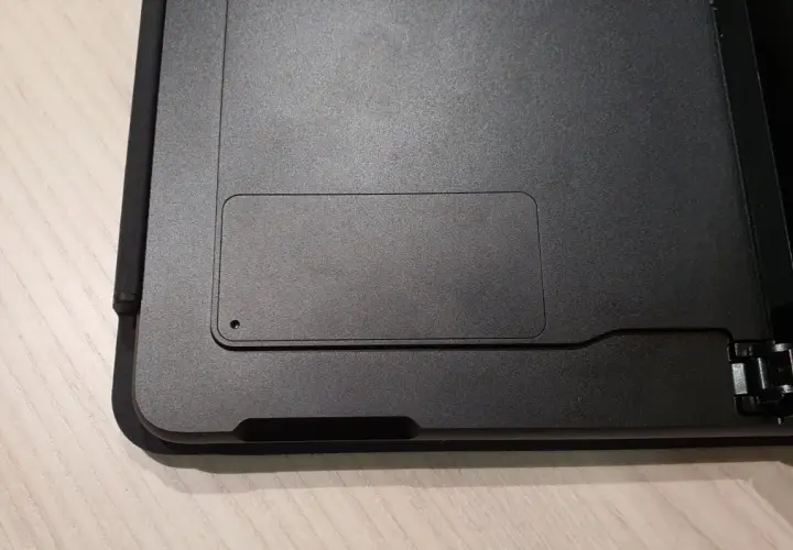 Nahaufnahme des Surface-Geräts, bereit für den surface festplatte tauschen. Die Klappe ist sichtbar.