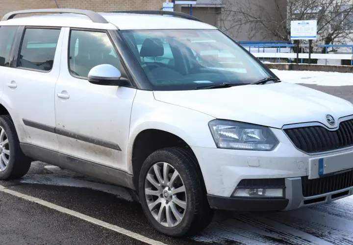 Biały Skoda Yeti zaparkowany na zewnątrz, widok z przodu i z boku.