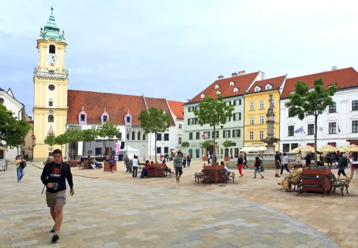 Rynek w Bratysławie, gdzie bratysława liczba ludności jest widoczna w tłumie turystów i mieszkańców spacerujących po brukowanym placu.