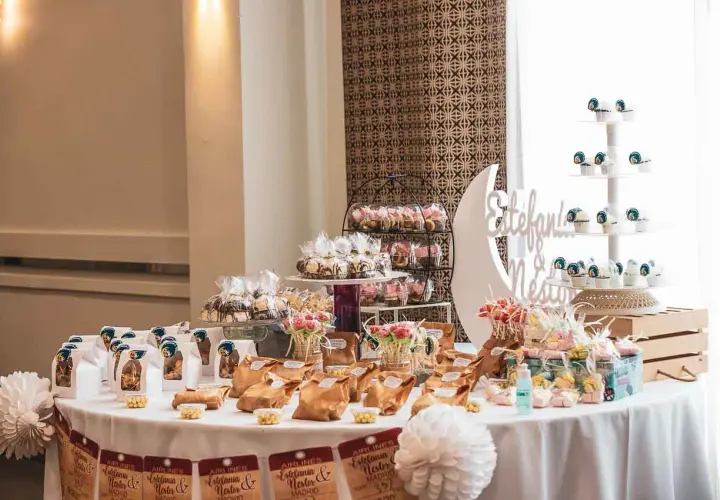 Mesa dulce con variedad de dulces, cupcakes y detalles personalizados. ¡Ideas para candy bar que encantarán a tus invitados!