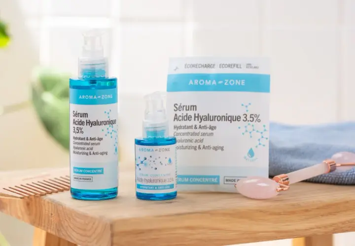 Sérums Aroma-Zone à l'acide hyaluronique pour une peau hydratée et anti-âge. Un rouleau de jade rose complète ce rituel de soin.