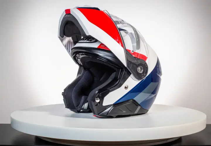 Kask motocyklowy: Jak wybrać bezpieczny i idealnie dopasowany?