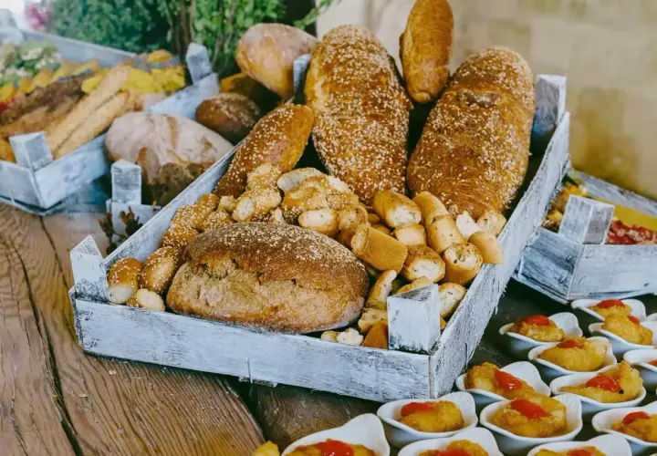 Plateau de pains variés, idéal pour un traiteur prix moyen par personne. Des pains ronds, des baguettes et des petits pains croustillants.