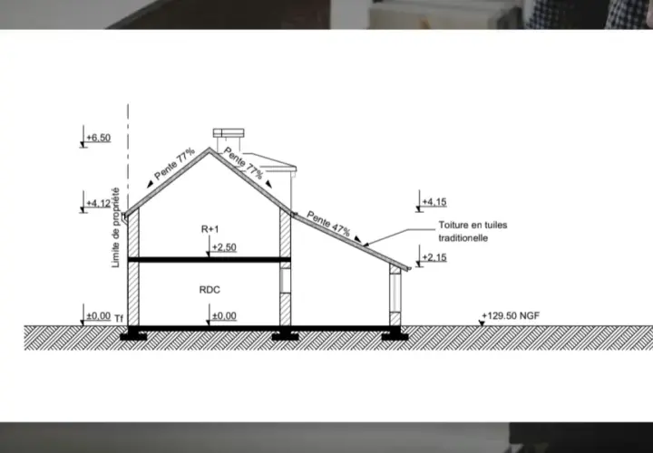 Coupe technique d'une maison, détaillant les pentes de toit et les niveaux, utile pour un permis d'aménager et permis de construire.