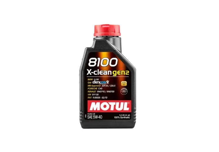 Czarna butelka oleju silnikowego Motul 8100 X-clean gen2 5W-40 z czerwonym korkiem.