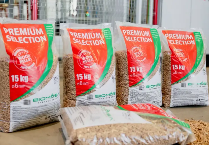 Kilka worków z napisem "PREMIUM SELECTION" zawierających pellet drzewny premium. Każdy worek waży 15 kg i zawiera pellet o średnicy 6 mm.