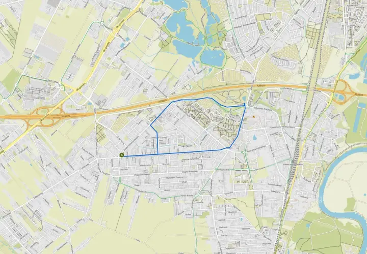 Mapa Poznania z zaznaczoną trasą spacerową, widoczne ulice, parki i jezioro.