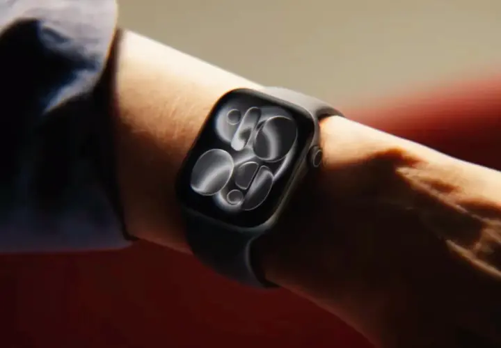 Czy Apple Watch mierzy ciśnienie? Na nadgarstku widać nowoczesny zegarek z ciemną tarczą, który może monitorować Twoje zdrowie.