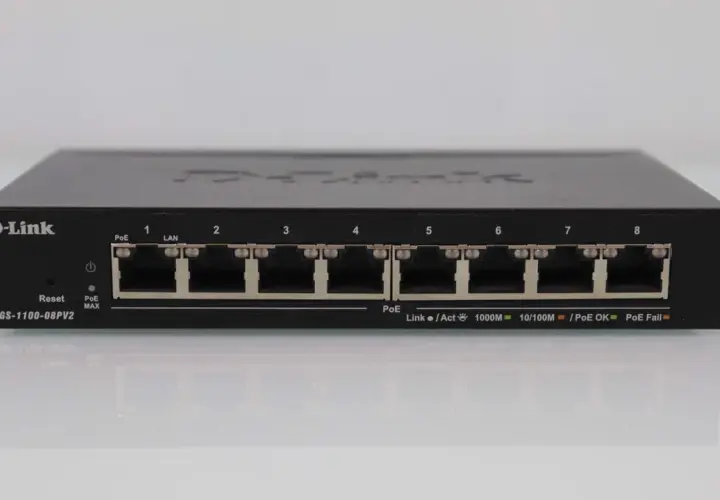 Switch D-Link de 8 puertos con PoE, ideal para conectar dispositivos de red y alimentar cámaras IP o teléfonos.