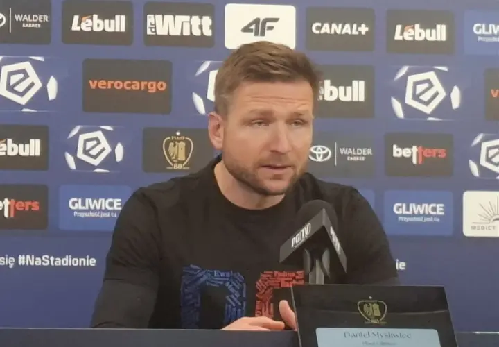Daniel Myśliwiec, trener Piasta Gliwice, podczas konferencji prasowej.