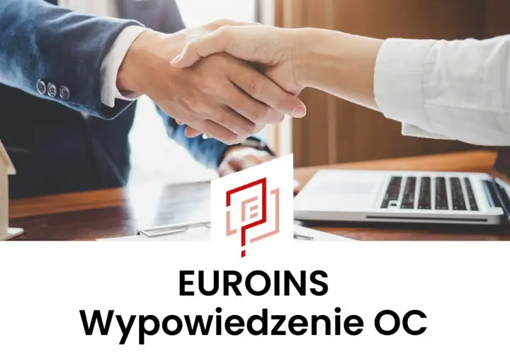Uścisk dłoni symbolizujący zakończenie formalności. Na stole laptop i dokumenty. EUROINS wypowiedzenie OC.