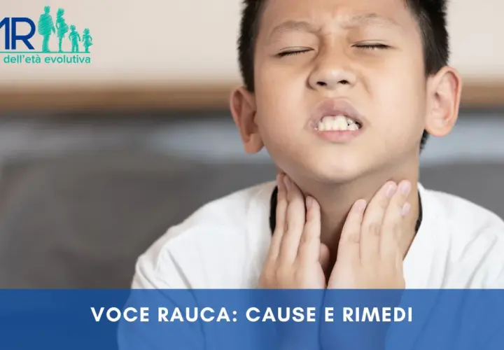 Bambino con abbassamento di voce e catarro, che si tiene la gola. Logo CMR "Specialisti dell'età evolutiva".