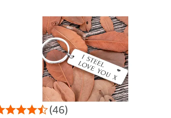 Brelok z napisem "I STEEL LOVE YOU X" na tle jesiennych liści. Idealny prezent na 11 rocznicę ślubu.