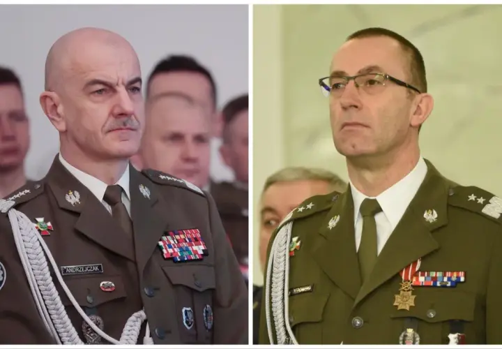 Dwóch generałów z dwoma gwiazdkami w wojsku, w mundurach galowych, z orderami i odznaczeniami.