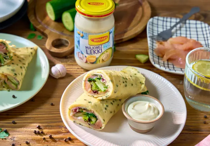 Roladki z omletu z łososiem, awokado i warzywami, podane z majonezem. Pyszna tortilla z serka wiejskiego na śniadanie.