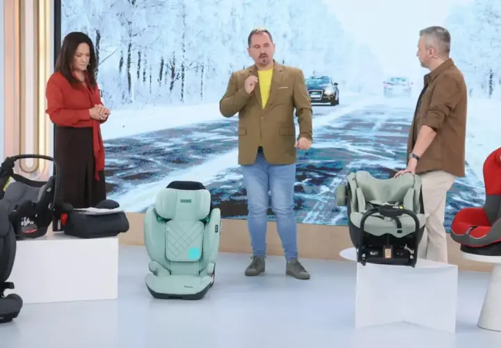Trzech prowadzących prezentuje foteliki samochodowe, w tym fotelik antymandat. Tło przedstawia zimową drogę.