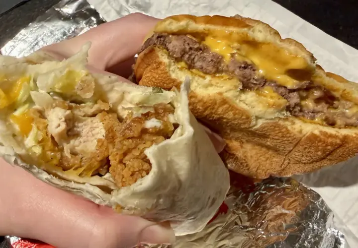 McWrap z bekonem i serem, obok burger deluxe. Pyszne jedzenie, ale uwaga na kcal!