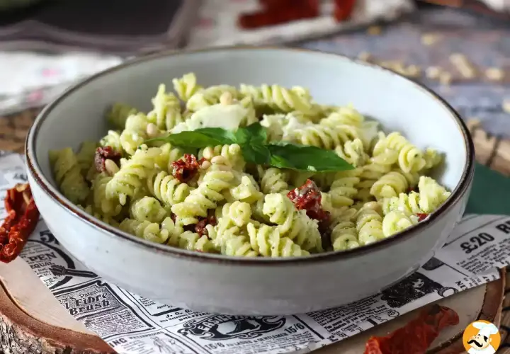 Un plat de pâtes fusilli au pesto, tomates séchées et pignons de pin. Une idée parfaite pour savoir que faire avec un reste de pâtes !