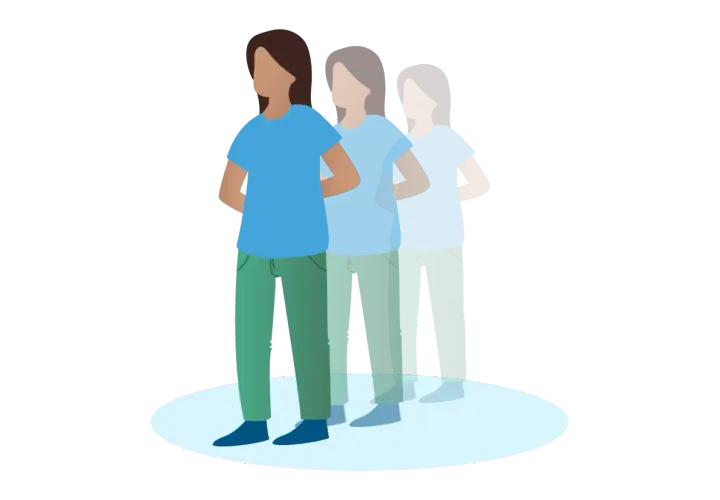 Eine Frau steht im Vordergrund, dahinter verschwimmen weitere Silhouetten. Dies symbolisiert das Gefühl der Dissoziation während einer Panikattacke.