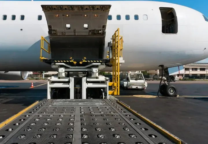 Jak spedytor lotniczy co robi wpływa na transport towarów?
