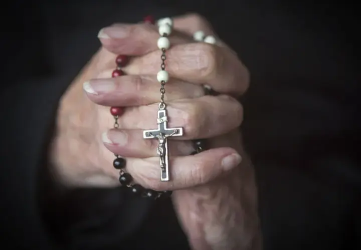 Różaniec na ręce: prawa czy lewa? Co mówi Kościół i symbolika?