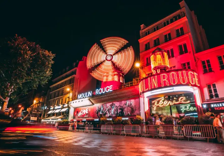Nocny Paryż rozświetlony neonami. Słynny kabaret Moulin Rouge z wirującym wiatrakiem na dachu zaprasza na wieczór pełen wrażeń.