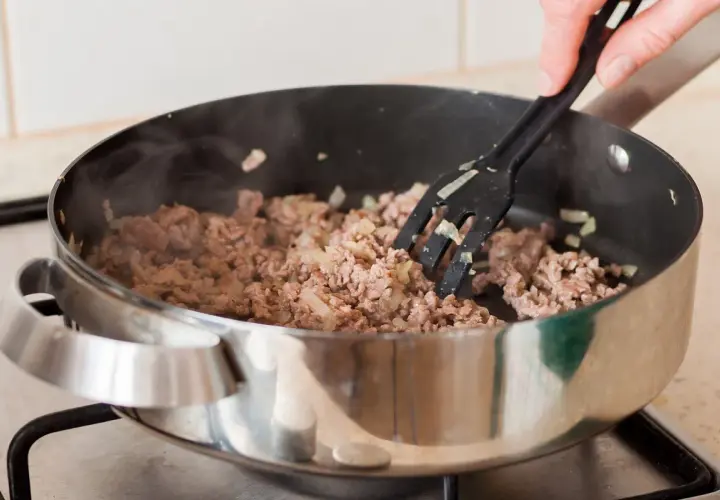 Mielone mięso z cebulą smaży się na patelni, tworząc aromatyczny soboro.