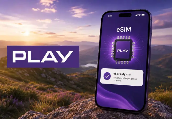 Telefon z aktywną kartą eSIM od Play na tle górskiego krajobrazu.