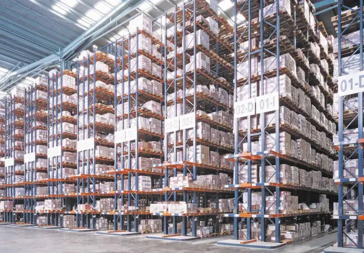Hohe Regale in einem Lagerhaus, gefüllt mit Kisten und Paletten. Effiziente Regalarten Logistik für maximale Lagerkapazität.