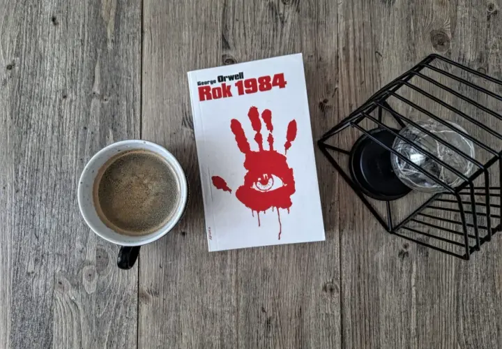 Kawa i książka "Rok 1984" George'a Orwella. Biografia autora w tle.
