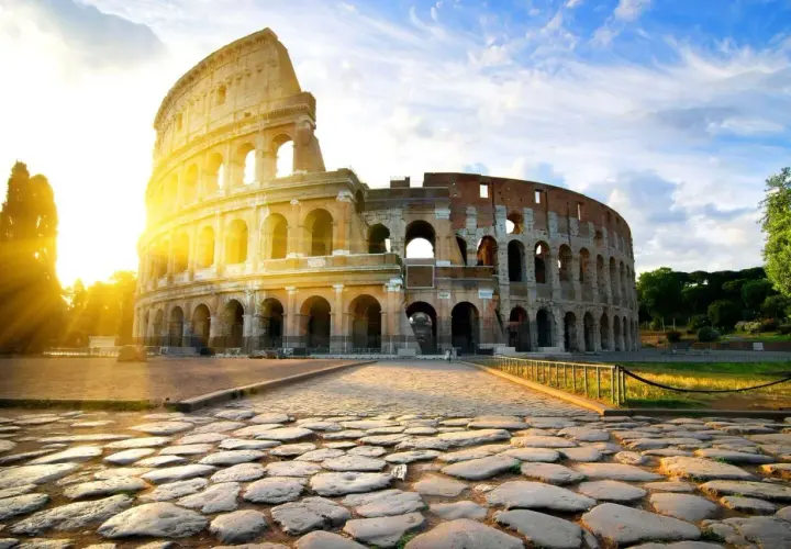 Le Colisée au lever du soleil, une merveille architecturale. La durée de visite du Colisée dépend de votre intérêt pour l'histoire.