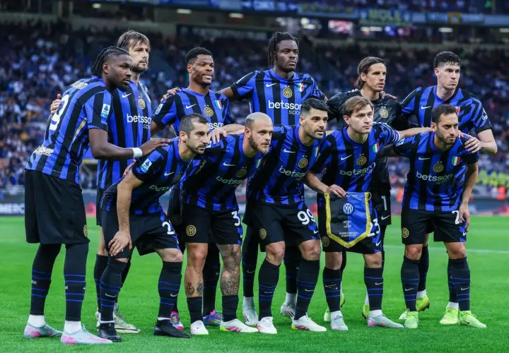 Piłkarze Interu Mediolan w czarno-niebieskich strojach, gotowi do gry. Ile razy Inter Mediolan wygrał Ligę Mistrzów? Trzy razy!