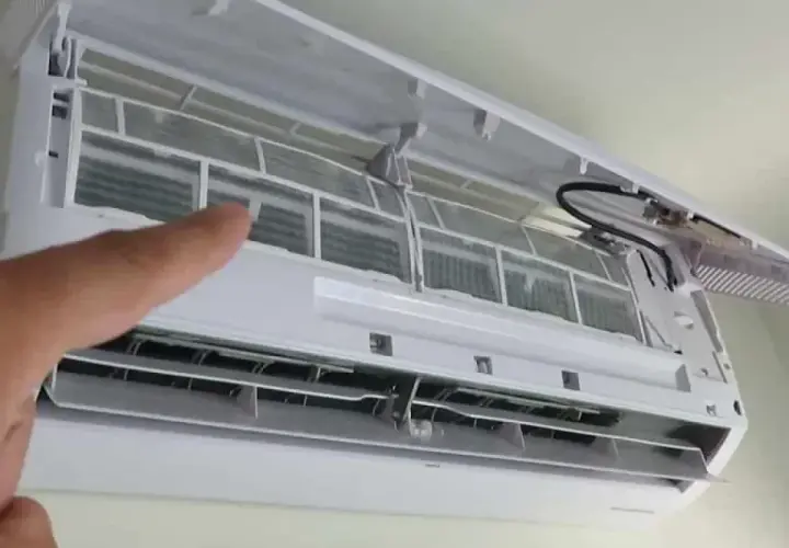 Dedo señala filtros sucios de aire acondicionado. Soluciones desague aire acondicionado para evitar problemas.