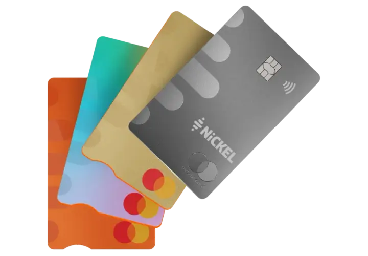 Plusieurs cartes bancaires colorées et une carte grise Nickel, symbolisant la mobilité bancaire et les paiements sans contact.