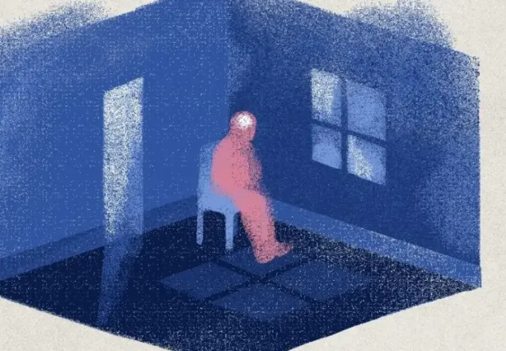 Samotna postać w różowym ubraniu siedzi na krześle w niebieskim pokoju. Światło wpada przez okno i drzwi, ale nie rozprasza mroku. To obraz najbardziej depresyjnego dnia w roku.