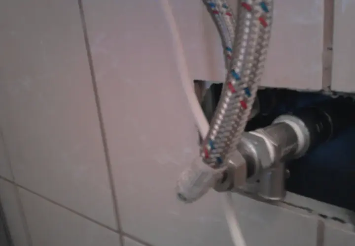 Zawór bezpieczeństwa bojler na zimnej czy ciepłej wodzie, podłączony do instalacji.