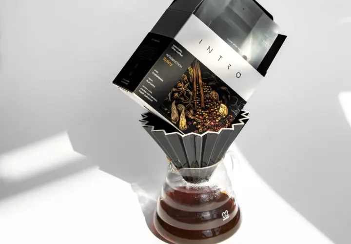 Kawa Intro Spicy z Indonezji, idealna do parzenia w temperaturze 92-96°C, z nutami cedru i cynamonu.