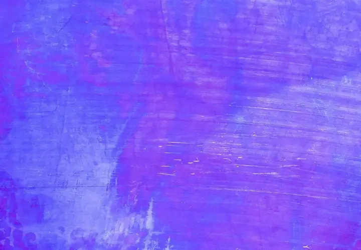 Abstrakte Textur mit sanften Übergängen, die an lila mischen erinnern. Helle und dunkle Violetttöne verschmelzen zu einem ruhigen Hintergrund.