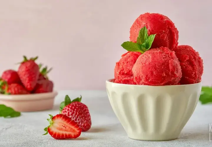 Sorbet truskawkowy: Sekret idealnej konsystencji (z maszynką i bez!)