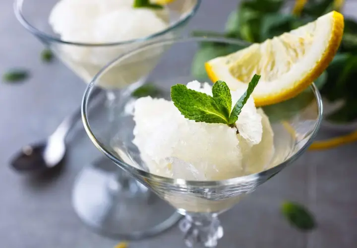 Orzeźwiający sorbet cytrynowy z miętą i cytryną. Idealny deser, by poczuć smak Neapolu. Co zjesc w Neapolu? To!