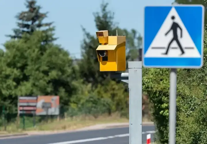Żółty fotoradar i znak przejścia dla pieszych. Uważaj, bo przekroczenie prędkości o 20 km/h może kosztować.
