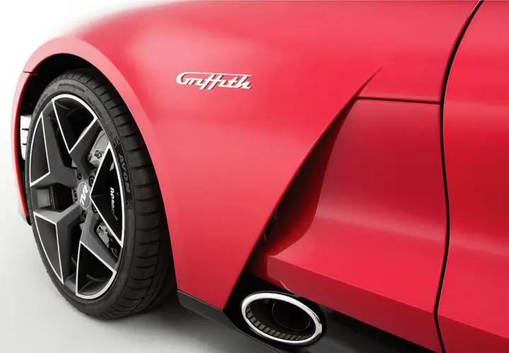 Czerwony TVR z napisem "Griffith" na błotniku, widoczna felga i końcówka wydechu.