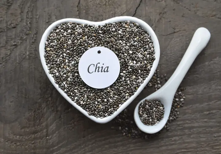 Cuore di semi di chia, un alimento salutare ma che può diventare pericoloso se consumato in eccesso.