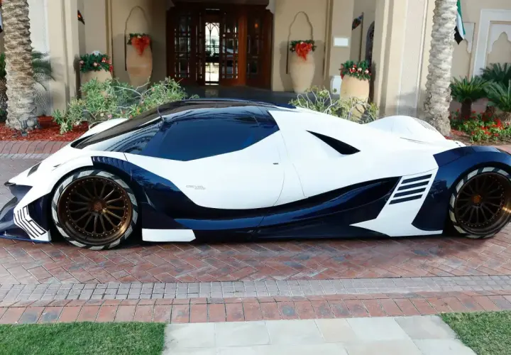 Devel Sixteen, un coche futurista blanco y azul oscuro, listo para alcanzar su velocidad máxima.