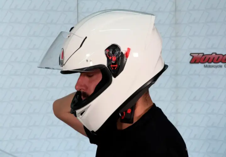 Hombre se ajusta un casco blanco para medir cabeza.